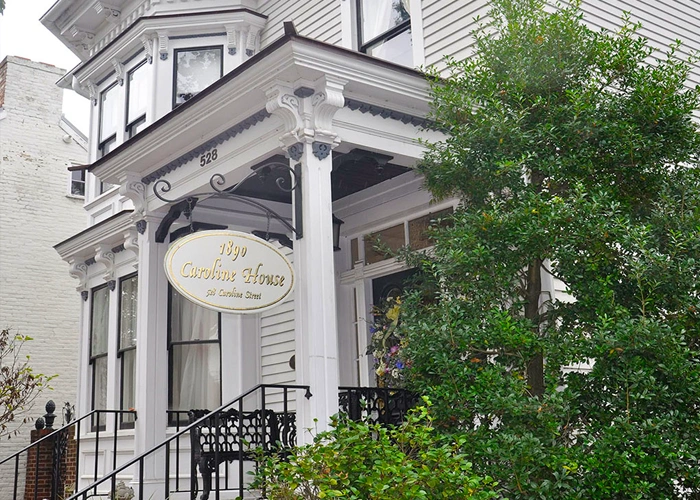 1890 Caroline House - front exterior of historic B&B bed and breakfast in Fredericksburg Virginia